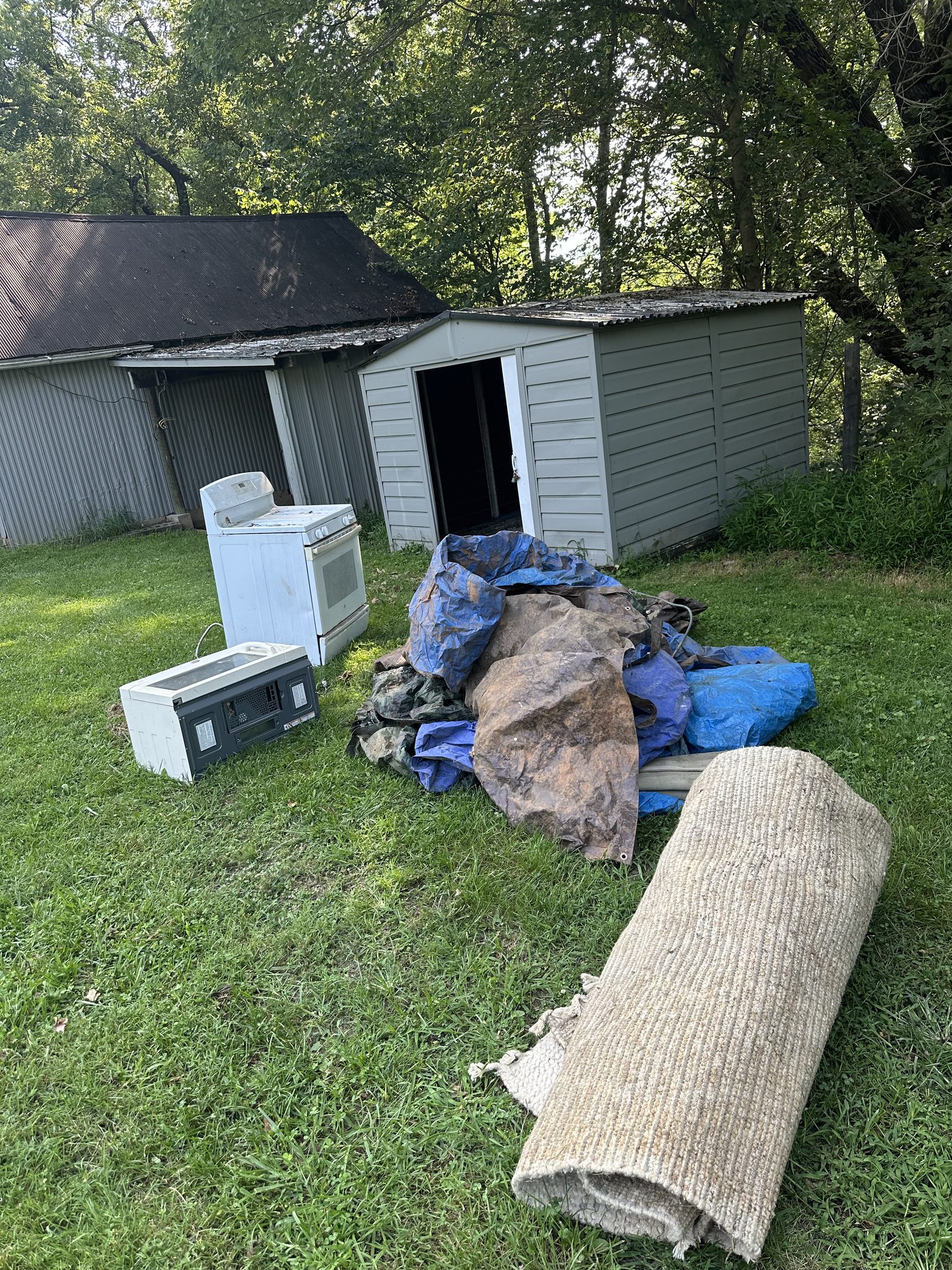 Stove and microwave staged for appliance removal — Leesburg, VA